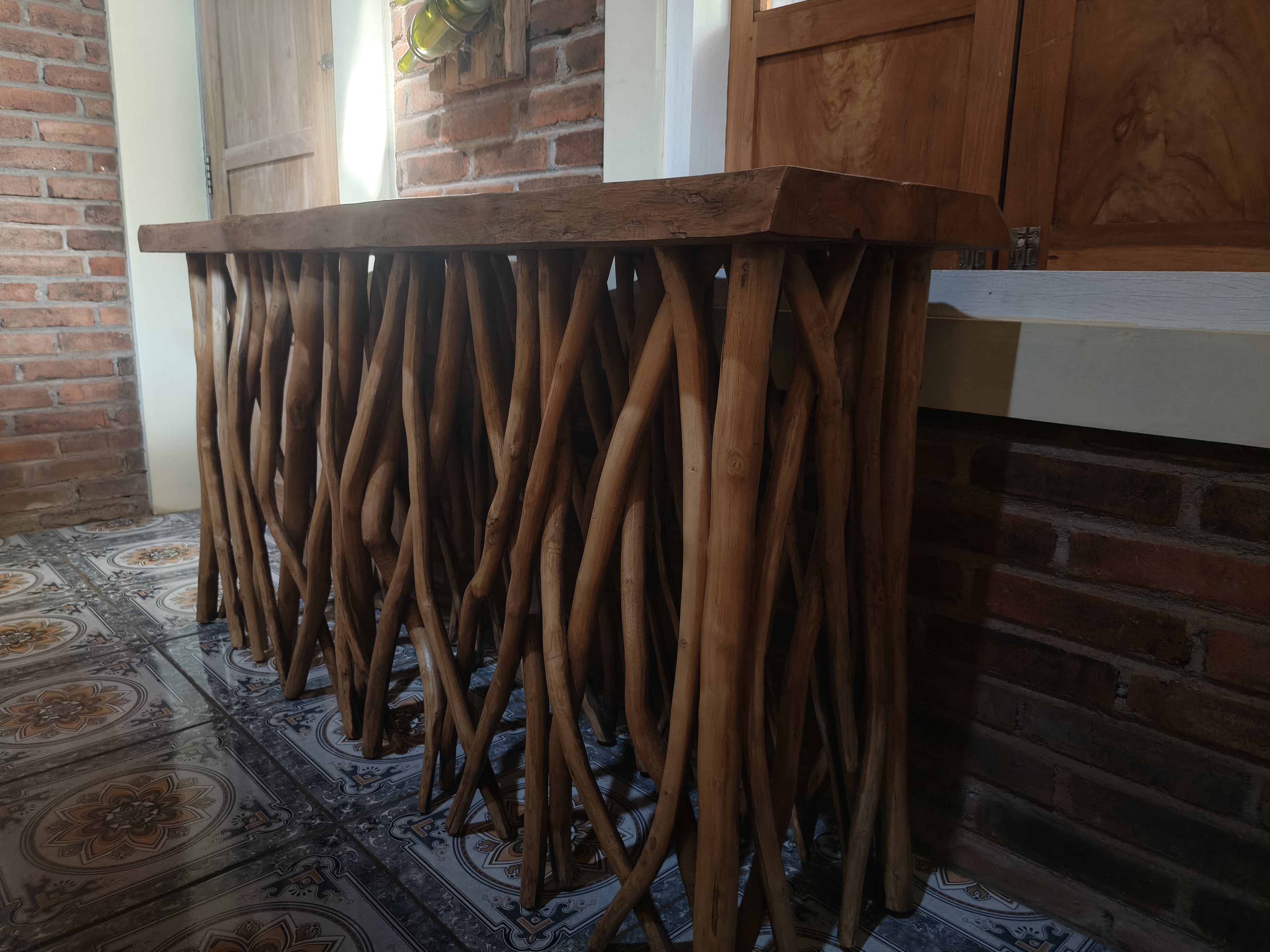 Liana Branch Console